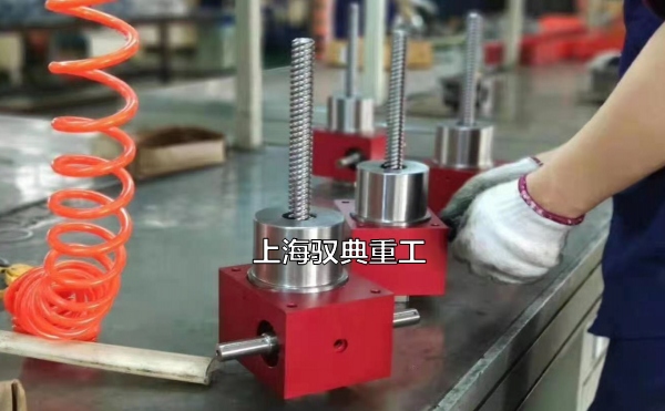 丝杆升降机的精度高低与质量有关吗